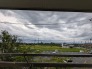 視界が広がる開放的な窓辺からは、穏やかな空模様と豊かな自然の景色をゆったりと楽しめます。