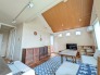 木の温もりを感じる勾配天井が広がり、心地よい開放感に包まれる穏やかな空間
