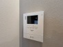 来客が一目で分かるカラーモニターインターフォン付き。
