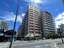 街並みに溶け込みながらも確かな存在感を放ち、周辺の穏やかな空気に馴染む洗練された佇まいが、日々の暮らしの舞台として落ち着きと安心感をもたらしてくれます
