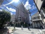 街の風景に穏やかに溶け込む、端正な佇まいのマンション。利便性と落ち着きを兼ね備えた周辺環境が、日々の暮らしに心地よいゆとりと安心感をもたらしてくれます
