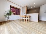 お部屋全体に柔らかな明るさが広がり、家族の会話も弾むような、親しみやすく開放的な雰囲気が魅力です。
