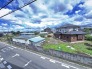 空の広がりを感じる、ゆったりとした時間が流れる住環境です。開放的な景色が暮らしに余裕をもたらします。
