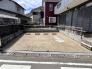 ゆとりあるスペースが確保された駐車場です。周辺は落ち着いた住宅街で、日々の暮らしに静けさが漂います。
