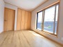 大きめのベッドを置いても、まだゆとりが持てる大きさ。８帖の主寝室。
