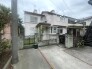 淡い色合いの外壁が街並みに穏やかに溶け込み、心地よい安らぎと落ち着きを感じさせる佇まいです

