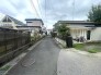 穏やかな時間が流れる住宅街の風景。周囲の環境と調和した、落ち着きのある日常を感じられる住まいへの入り口です
