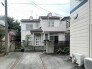 街並みに自然と溶け込む、落ち着いた佇まい。穏やかな時間が流れる住宅街の中で、家族の暮らしを優しく包み込み、日々の生活に心地よい安らぎをもたらす、親しみやすい雰囲気の住まいです
