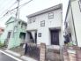 駐車が苦手な方にも嬉しい、前面６ｍ道路に面した住まい。
