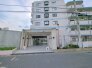 落ち着いた色味と整ったフォルムが街並みに美しく調和しています。
