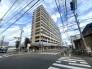 青空に映える堂々とした佇まいは街並みに調和しながらも洗練された存在感を放ち心地よい日常の舞台を優しく描き出す

