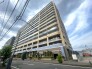 青空に映える堂々とした佇まいが街並みに調和し、穏やかな日常の始まりを予感させる洗練された外観です
