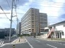 空に向かって堂々と佇む重厚なフォルムが街並みに溶け込み、豊かな日常を予感させる存在感を放っています
