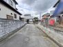 住民の方が主に利用する交通量少なめの道路に面してます。
