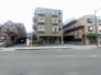 街並みに溶け込むタイル張りの外観が、落ち着いた佇まいと洗練された印象を与える建物です
