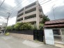 鉄筋コンクリート造5階建てのオートロックマンション。最上階の物件となります。