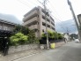 街並みに溶け込む落ち着いた佇まいと、豊かな緑に囲まれた穏やかな日常が広がる住まいです
