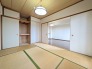 心安らぐ和の質感が広がり、穏やかな時間が流れる心地よい空間が広がっています。