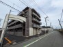 落ち着いた色合いの外観が街並みに調和し心地よい日常を予感させる佇まい
