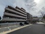 洗練されたタイル貼りの外観が街並みに溶け込む落ち着いた佇まい