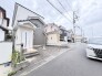 駐車が苦手な方にも嬉しい、前面６ｍ道路に面した住まい。
