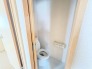 トイレはやっぱり白が１番落ち着きますね。もちろん衛生面でも嬉しいウォシュレット機能付きです。
