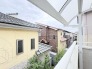 住宅街の中の一戸建て、あたりはほとんど住宅です。
