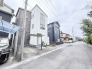 駐車が苦手な方にも嬉しい、前面６ｍ道路に面した住まい。
