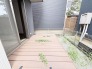 室内と屋外をゆるやかに繋ぐ落ち着いた木目調のスペースが穏やかな時間を演出します。
