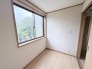 季節ものも段ボールにしまい込んだ衣類も入る。うれしいサイズの納戸です。
