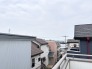 住宅街の中の一戸建て、あたりはほとんど住宅です。
