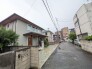 穏やかな街並みに溶け込む、落ち着いた佇まいと調和の美しい外観デザイン。