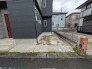 落ち着いた色合いの外壁に囲まれた、ゆとりと静けさを感じる佇まいです。