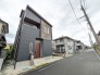 洗練された外観デザインが街並みに映える、落ち着いた佇まいの住まい。