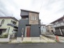 洗練された佇まいが街並みに馴染む落ち着いた印象の住まい