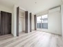 落ち着いた色合いの建具がアクセントとなり、すっきりと洗練された空間を演出します。
