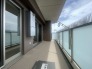 青空を望む開放的な空間が広がり、心地よい風とゆったりとした時間を楽しむことができる落ち着いた佇まいのバルコニーです
