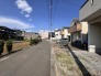 幅員の狭い道ですが、車通りの少ない住宅街に立地してます。
