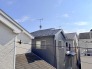 住宅街の中の一戸建て、あたりはほとんど住宅です。
