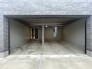 上質な素材感が際立つ洗練された佇まいの空間で車庫部分合わせて最大7台駐車可能です
