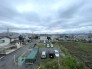視界が広がる開放的なロケーションが広がり空を広く感じられる穏やかな景色を日常にする住まいです
