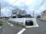 開放的な角地に佇む洗練された佇まいは、幾何学的なデザインと落ち着いた色合いが調和し、街並みに心地よい存在感を放ちながら、ゆとりある日常の時間を感じさせてくれます
