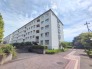 落ち着いた色味と整ったフォルムが街並みに美しく調和しています。
