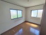 住宅街の２階南向きのお部屋、日当たりはご覧のとおり良好です。

