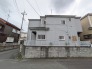 落ち着いた色合いの外観が周囲の街並みに溶け込む心地よい佇まいです。