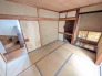 懐かしい意匠と自然素材の質感が調和する、心安らぐ和の空間が広がります。