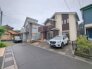 幅員の狭い道ですが、車通りの少ない住宅街に立地してます。
