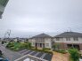 前面の住まいとの距離感があるから、圧迫感を感じません。
