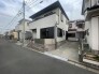 すっきりと洗練された外観が周囲の街並みに調和し、落ち着いた佇まいを見せる住まいです
