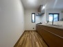 木目の美しい床面と白を基調とした壁面が調和するすっきりとした空間で日々の暮らしを心地よく演出します
